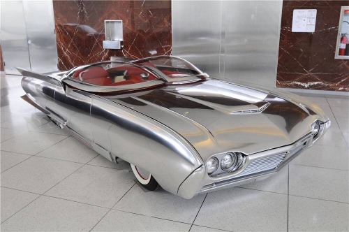 justahillbillyfromouterspace:  hotrodzandpinups:  61 chromed T-Bird  awesome 