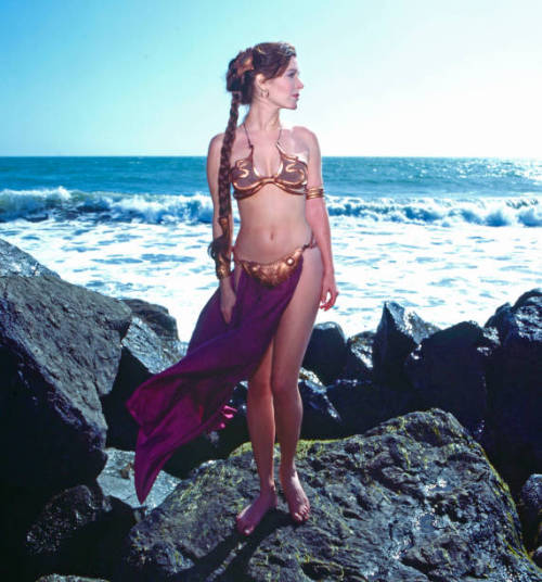 nkp1981:Carrie Fisher on Stinson Beach in Northern California with the cast of Star Wars. Photos by 