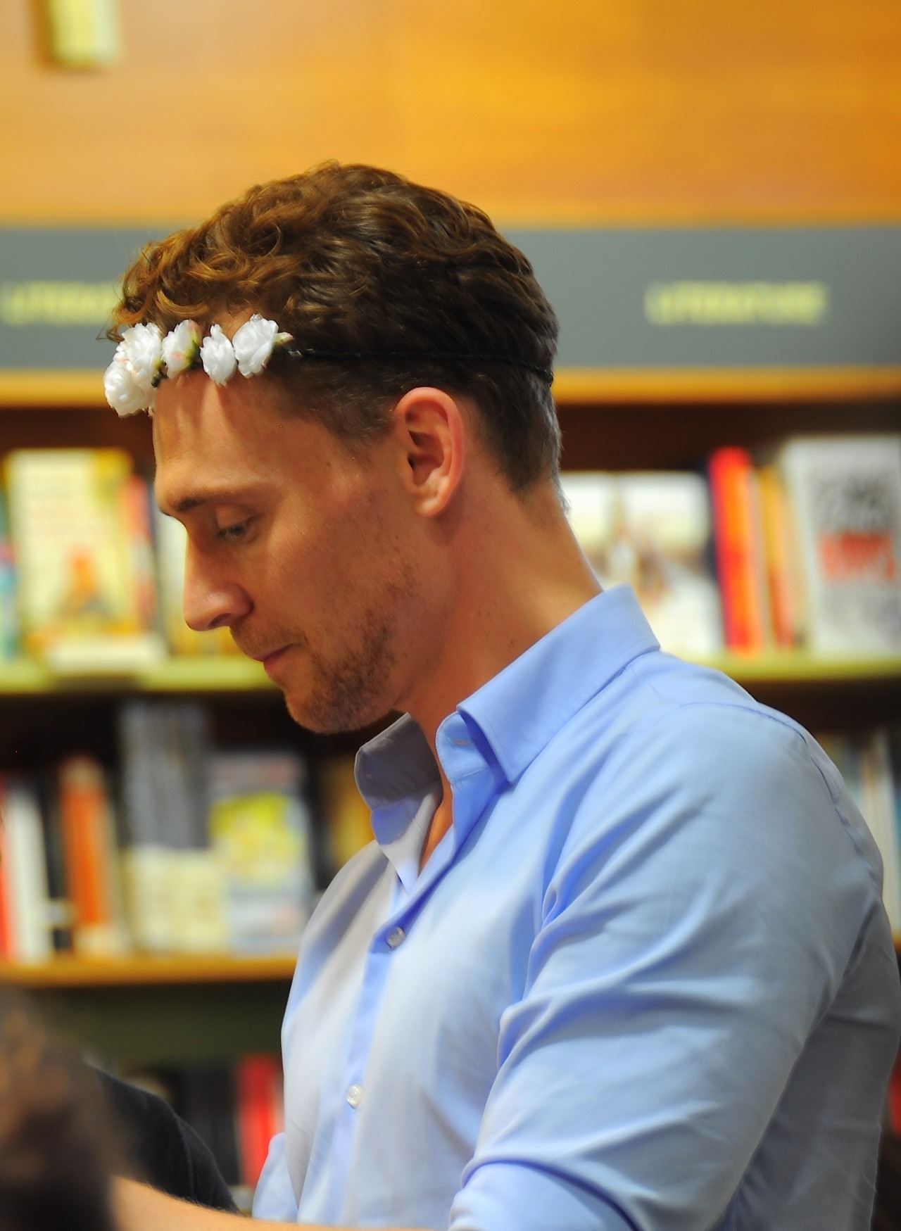 livlovesstuff:  nopenotherenow-deactivated20210:  PART 3 // Tom Hiddleston - Signing