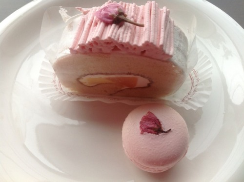 mintrits: 桜ロールケーキと桜マカロン（by ひらひらひらめ）