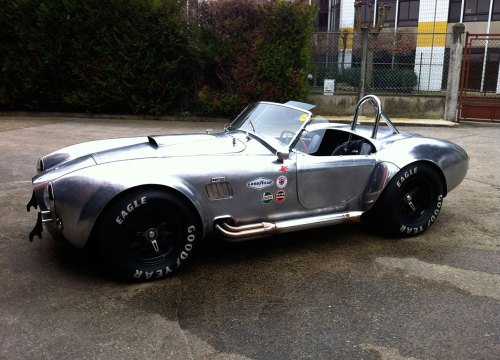 AC Cobra 427. (via Accelerating in a AC Cobra 427 Is Mind-blowing and Terrifying | Articles)