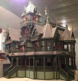steampunktendencies:  Dollhouse Carson Mansion 1:12 scale by Ron James [Via Victorian House] 