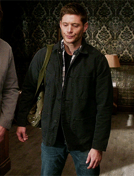 deanwinchesters:dean + his super cute duffle bag filled with weapons