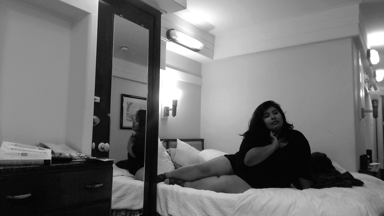 kristineirl:  kristineirl:  thunder in my thighs lightning strikes across my skin