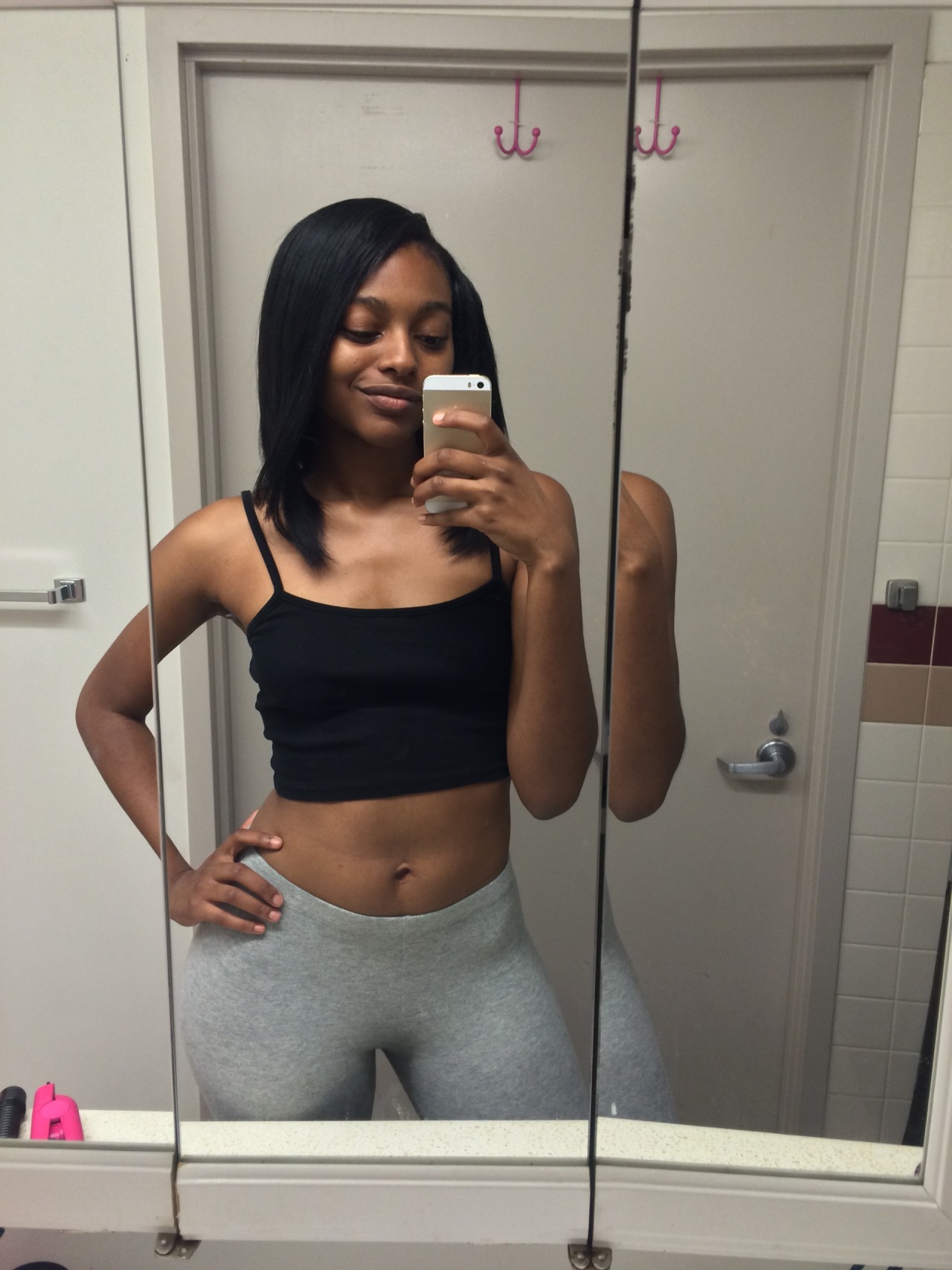 thissbrowngrl:  thekingrontie:  Still learning how to take mirror pics lol  Hair