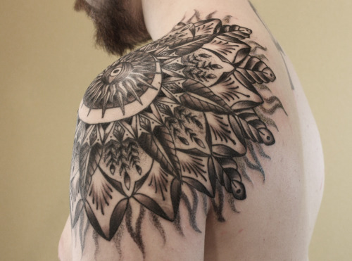 baylenlevore:  Finally done. This was all free hand except for the middle part. Done by Baylen Levoreinstagram: @baylenlevoreBaylenlevore@gmail.comtumblr:Baylenlevore 