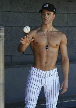 arcticboxing:  texasfratboy:  i’ve just grown a fondness for baseball.  What a hot college boy!  omg hot 