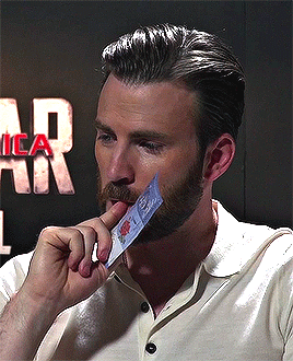 capchrisevaans:CHRIS EVANS + that thing he does 