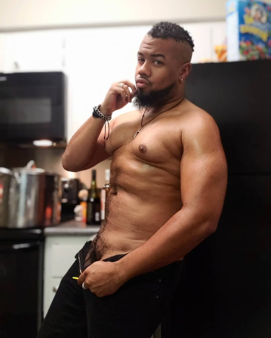 bearhub:www.instagram.com/zeus214/