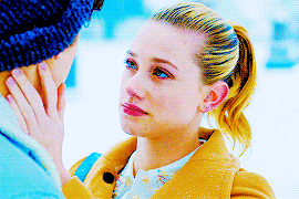clarasolo: Betty Cooper In Every Episode - 1x13…  The Sweet Hereafter “Good evening,