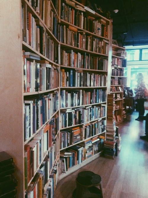 teach-me-to-sing:Somewhere I feel calm: a bookstore on a rainy day