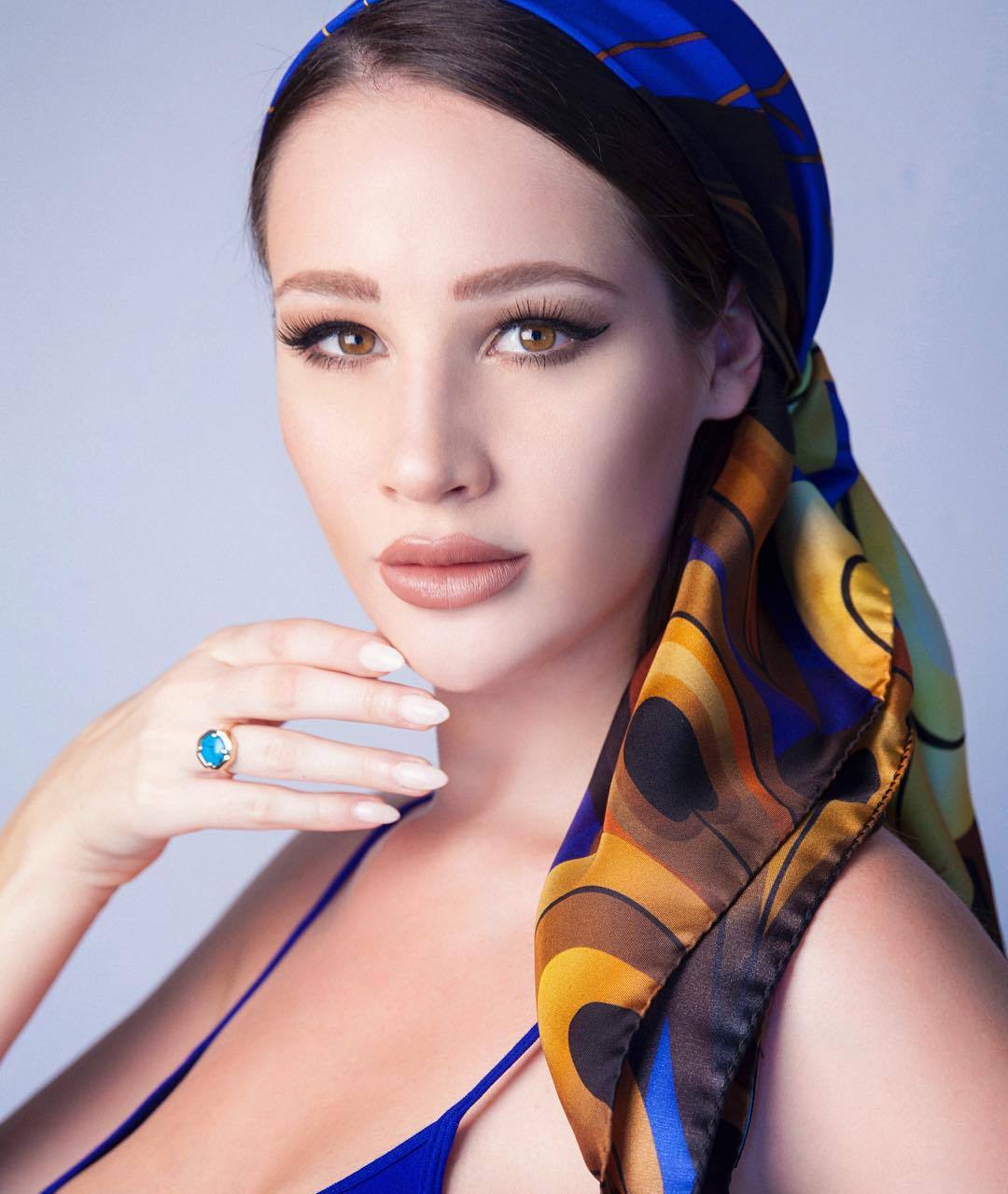 There&rsquo;re so many ways to tie a scarf. Just free your fantasy. You can make