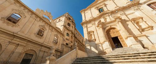 ferribotti:  Noto - Chiesa Santissimo SalvatoreUn complesso scenografico con Chiesa, monastero e seminario. La chiesa è un esempio del passaggio del tardo barocco siciliano che qui a noto fiorisce in nuovo neoclassicismo perdendo le immagini floreali,