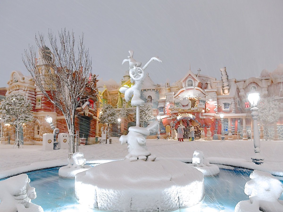 disney-universes:More pictures from the Tokyo Disneyland blizzard