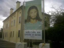 prostata:  Chiesa di Rustega di Camposampiero (Padova) “Non cani, ma opere di bene”. Il cartello è opera del parroco don Marco Scattolon, 67 anni che dichiara: “Mi dà fastidio quando mi ritrovo i cani in braccio a chi si confessa o sta in fondo