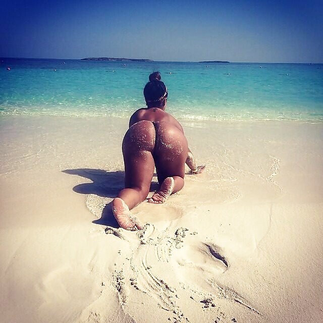 thicksexyasswomen:  blackauhtan:  Crawl Video on http://bit.ly/1FgrkzW  Magnificent🌊😎