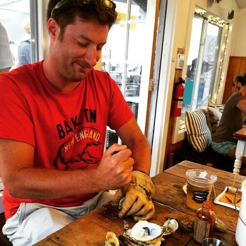 Shuckin&rsquo; #Cresskill in #Greenport #bestnightever @northforkoysters