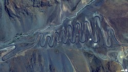 dailyoverview:4/11/2014Los Caracoles PassLos Andes, Chile32°51’6”S 70°8’16”WLos Caracoles Pass (or “Snails Pass”) is located in a remote section of the Andes Mountains on the Chilean side of the border with Argentina. The twisting road climbs