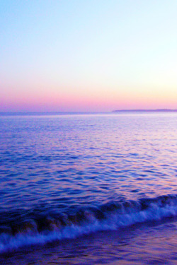 0ce4n-g0d:  "Little Wave At Sunset" Torralta's Beach, Alvor, Portugal (Algarve) By André Campos 