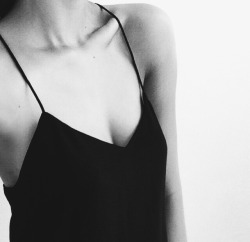 smutno-mi-czasem:  becauseblack:   🌊 Black//White Blog 🌊   x