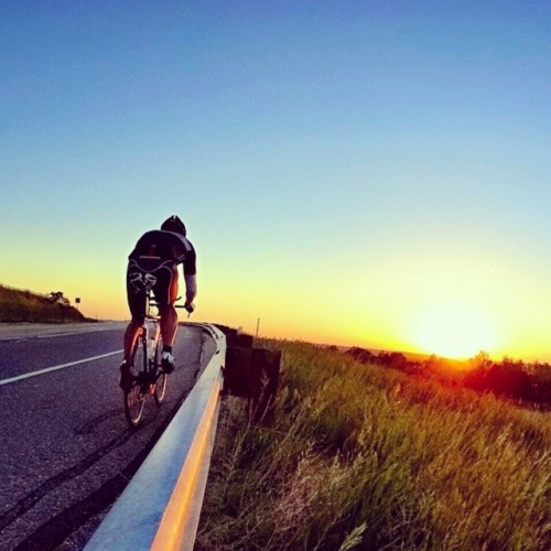 theredhatrunner:  Amazing picture of my buddy @con_r81. Buenos días! #goodmorning #getoutside #bike 