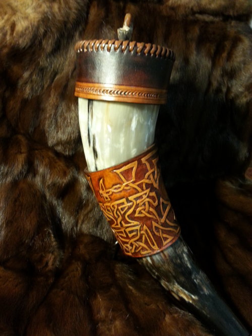 l0thl0rien:  midnattsulv:  Drinking Horn Cozy with Dust Cap by LeatherSmitty   ◊~Enter this Middle Earth~◊
