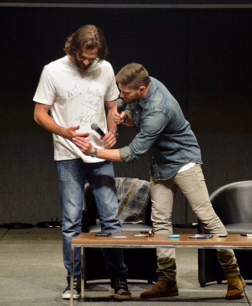 nothingidputbeforeyou:Jared cut his finger during the auction and of course Jensen had to bandage it