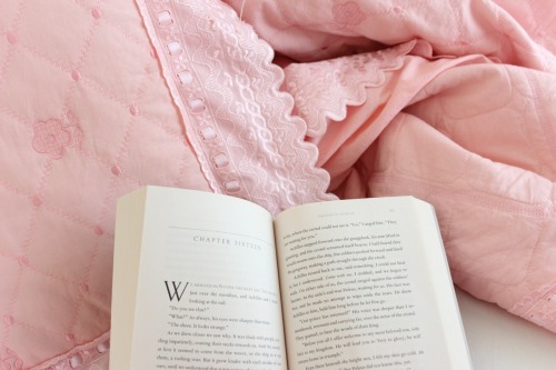 nightleafreads:chilling in bed // reading