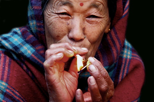 Freezing cold and sparking up a cigarette - Nepal © Katren Sudek