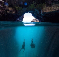 cesyeux-bleus:abi and I swimming through sharks cove
