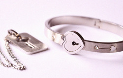 littlepinkkittenshop:I think this locking bracelet is a lovely alternative for a day collar ♡