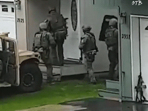bigredm38: arizonagunguy:  drugar-mechok:  Neat unsecured M4 on that garage door.