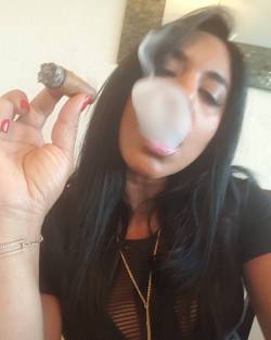 women cigars & pipes