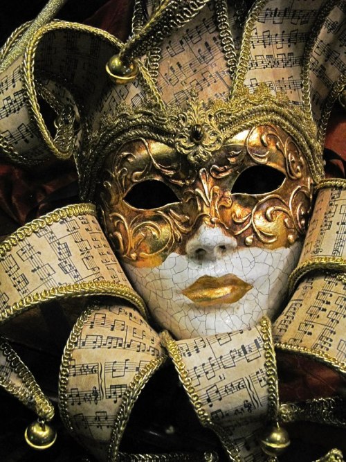 sketchmocha: hierarchical-aestheticism: Venetian masks and costumes TOO GORGEOUS OMG MY EYES