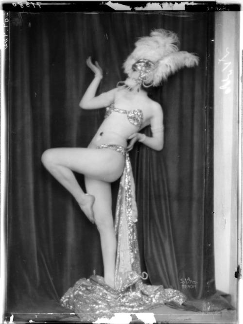 Lightly dressed Anita Berber, 1922 Atelier Madame d'Ora :: Die leicht bekleidete Anita Berber in Tan