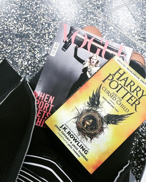 travelling home is not that bad.. #harrypotter #cursedchild #book #vogue #magazine #vogueitalia #mil