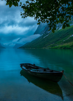 coiour-my-world:Jølster lake in Sogn og Fjordane, Norway ~ Tore H.