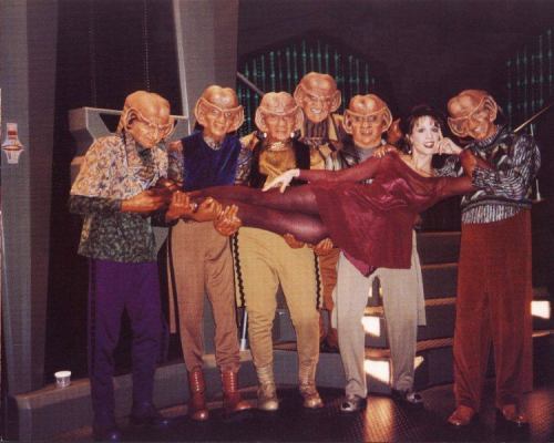 dilfgarak:Chase Masterson (Leeta) and a bunch of Ferengi posing in Ops.