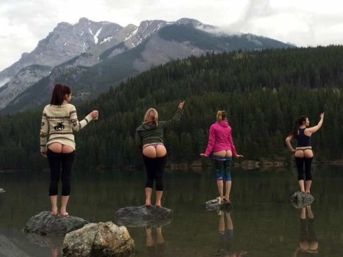 public-flash3:  Rocky Mountain Booty Flash! ***********************************Wanna see beautiful chicks and couples on Live cam? Just go to that page and create a FREE account, you’ll thank me later :)