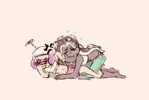 treker402:Marina likes to kiss Pearl’s tummy bc it’s sensitive and smooooooth.