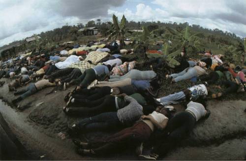 svlphate:The infamous ‘Jonestown Massacre’ led by cult leader Jim Jones, where around 90