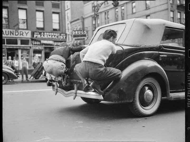 Dos chicos subidos a un coche en Nueva York en 1940.