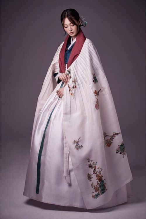 Fonte  Pinterest 한복 Hanbok  Korean traditional clothes[dress] More 6d8797eb23ba26a197f2d3a4abc1aa2bP