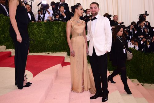 uhigh:  11-11-1992:  allnaturalshawty:  blackbutterscotchbae:  dazzledbyrob:  Rob & Twigs  at The Met gala 2016   HE LOVES HER SO MUCH I’M SO HAPPY  !  I didn’t know FKA was dating the twilight dude   I love these two so much aw