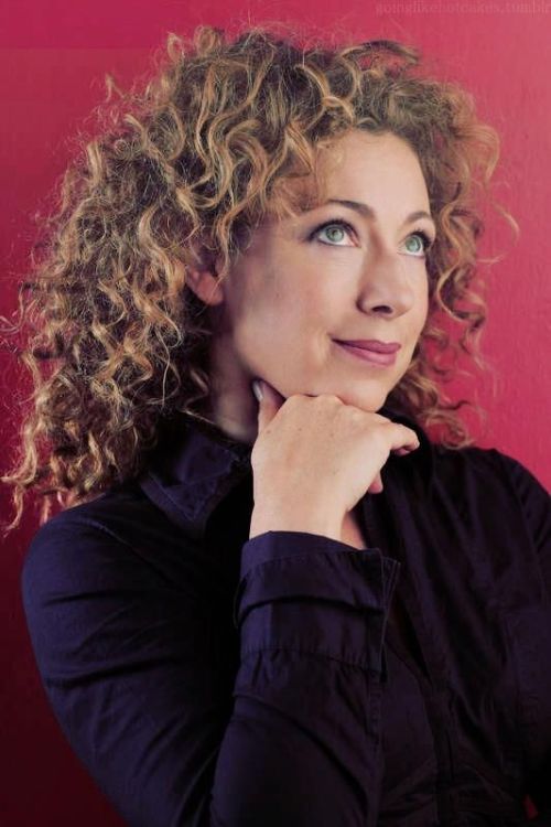 alexkingstonflirt:Alex Kingston’s setting her sights on a Doctor/River reunion co-starring Jodie Whi