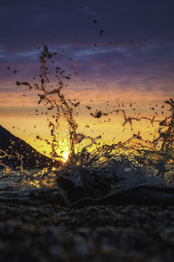 mstrkrftz:  Waves by Nikos Tzwrtzatos