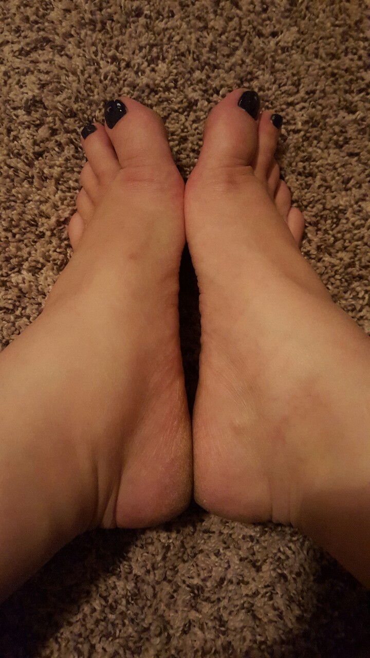hmcouple:  Some feet Friday for those who keep asking ;) - Mrs 