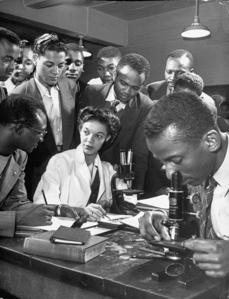 stuffmomnevertoldyou:  Zoologist Gloria Hixon leading class at Howard University, 1946.