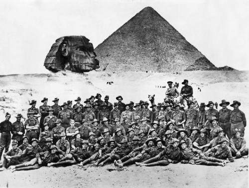 Aussie soldiers pose for a photograph next to the Great Pyramid and Sphinx, World War I