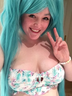 shanshan-by-design:  I played around in my friends wig as a Miku! Might cosplay her in the future ☺️